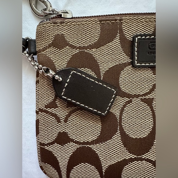 Coach | Wristlet! - Picture 5 of 11